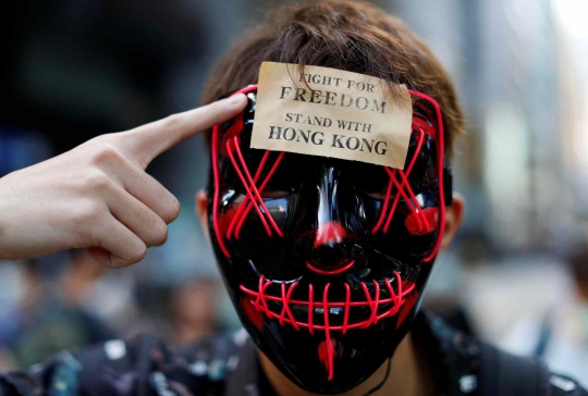 Massa Anti-Pemerintah Hong Kong Protes Larangan Masker Saat Demo
