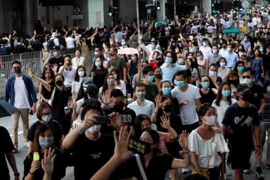Massa Anti-Pemerintah Hong Kong Protes Larangan Masker Saat Demo
