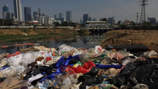 Sampah Rumah Tangga Menumpuk di Bantaran Kanal Banjir Barat