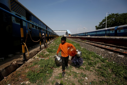 Kisah Anak di India Harus Naik Kereta Demi Dapatkan Air