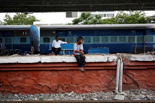 Kisah Anak di India Harus Naik Kereta Demi Dapatkan Air