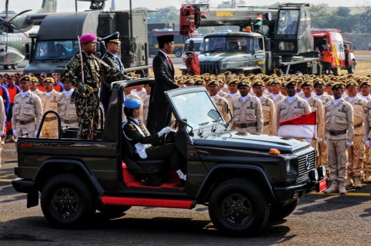 Presiden Jokowi Inspeksi Prajurit Saat HUT ke-74 TNI