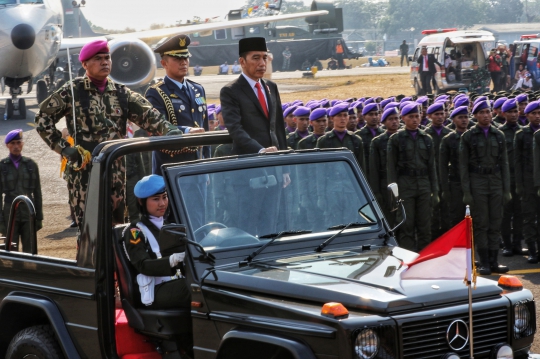 Presiden Jokowi Inspeksi Prajurit Saat HUT ke-74 TNI