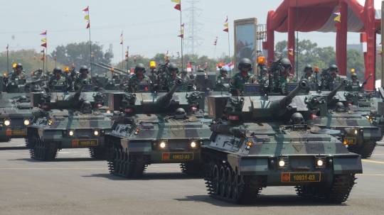 Parade Kendaraan Tempur Meriahkan Perayaan HUT ke-74 TNI