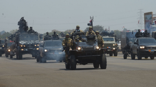 Parade Kendaraan Tempur Meriahkan Perayaan HUT ke-74 TNI