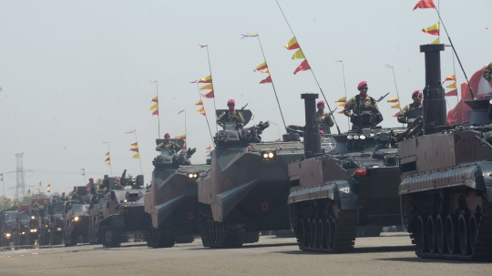 Parade Kendaraan Tempur Meriahkan Perayaan HUT ke-74 TNI