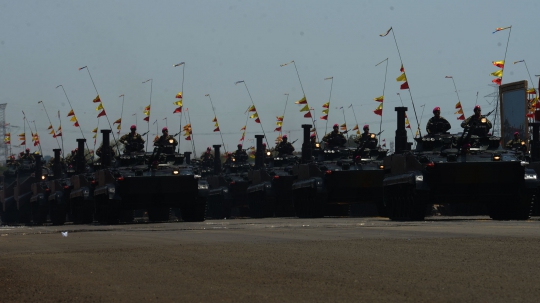 Parade Kendaraan Tempur Meriahkan Perayaan HUT ke-74 TNI