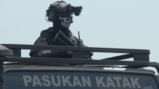 Parade Kendaraan Tempur Meriahkan Perayaan HUT ke-74 TNI