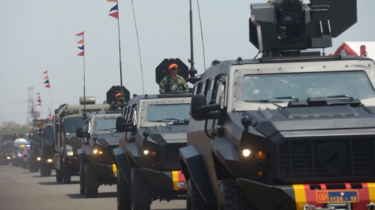 Parade Kendaraan Tempur Meriahkan Perayaan HUT ke-74 TNI