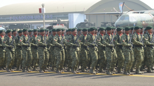 Parade Kendaraan Tempur Meriahkan Perayaan HUT ke-74 TNI