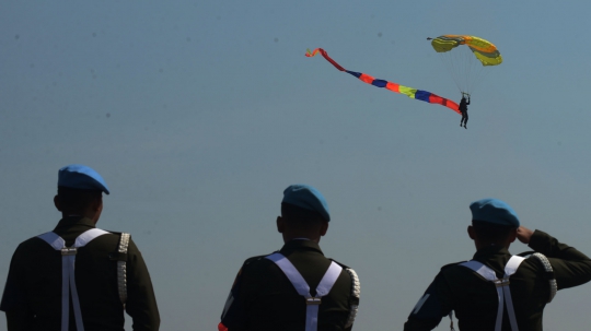 TNI Pamer Aksi Akrobatik Pesawat Tempur dan Terjun Payung