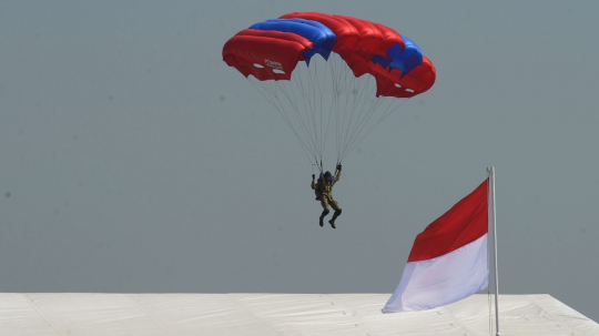 TNI Pamer Aksi Akrobatik Pesawat Tempur dan Terjun Payung