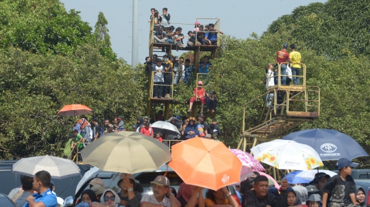 Antusiasme Warga Melihat Perayaan HUT ke-74 TNI