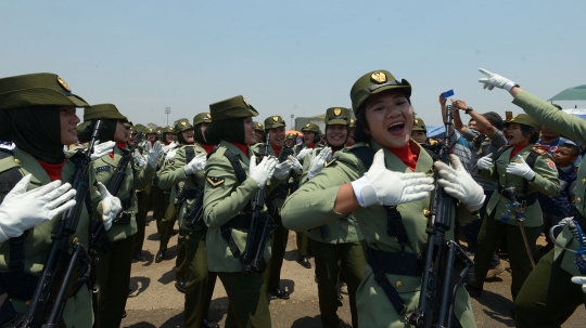 Antusiasme Warga Melihat Perayaan HUT ke-74 TNI