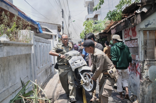 Berjibaku Memadamkan Kebakaran di Jalan Kebon Jeruk 13