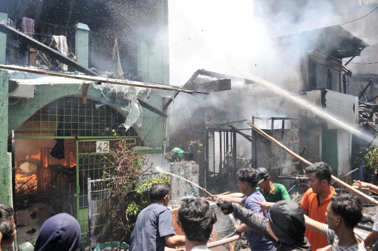 Berjibaku Memadamkan Kebakaran di Jalan Kebon Jeruk 13