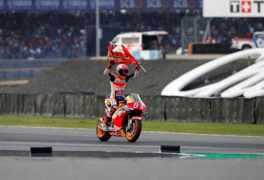 Jadi Juara Dunia MotoGP, Marquez Selebrasi Dekat Model Cantik Thailand