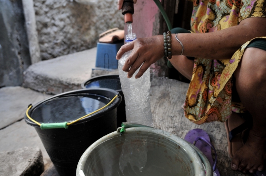 Penampakan Air PAM di Kampung Baru Kubur Koja yang Keruh dan Berbau