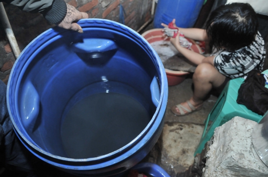 Penampakan Air PAM di Kampung Baru Kubur Koja yang Keruh dan Berbau