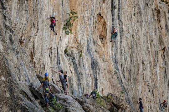 Ratusan Pendaki Ikuti Panjat Tebing di Pulau Kalymnos