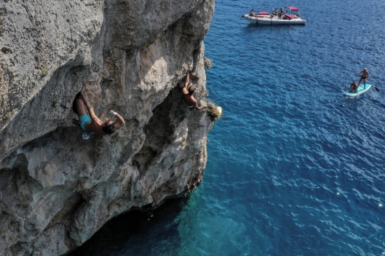 Ratusan Pendaki Ikuti Panjat Tebing di Pulau Kalymnos