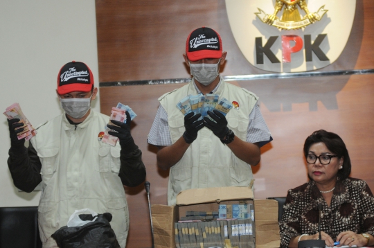 KPK Tunjukkan Barang Bukti Terkait OTT di Lampung Utara