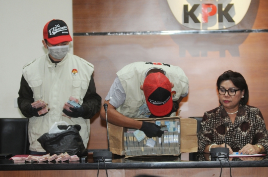KPK Tunjukkan Barang Bukti Terkait OTT di Lampung Utara