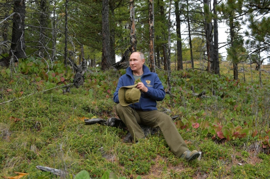 Gaya Putin Rayakan Ulang Tahun di Hutan Siberia