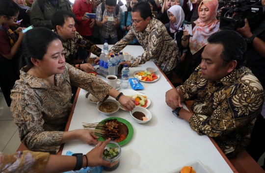 Kala Puan Maharani Makan Siang di Kantin Pujasera DPR