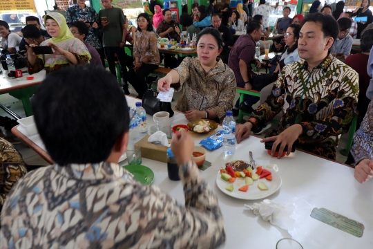 Kala Puan Maharani Makan Siang di Kantin Pujasera DPR