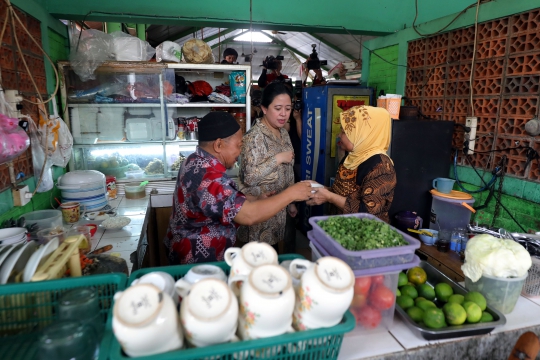 Kala Puan Maharani Makan Siang di Kantin Pujasera DPR