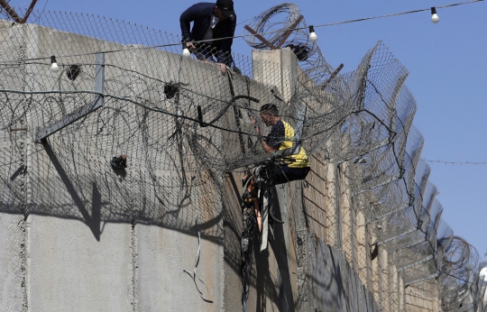 Warga Palestina Nekat Panjat Pagar Perbatasan Demi Cari Kerja