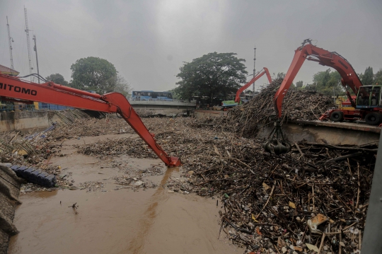 Tumpukan Sampah Kiriman di Pintu Air Manggarai Dikeruk