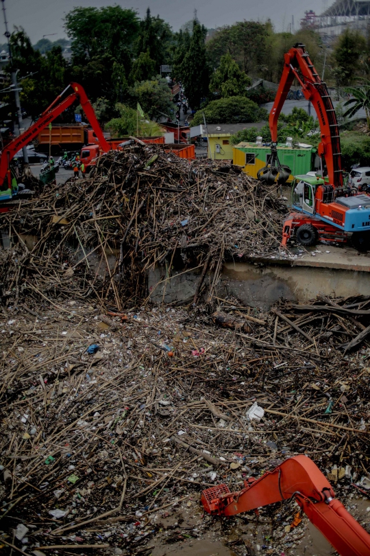 Tumpukan Sampah Kiriman di Pintu Air Manggarai Dikeruk