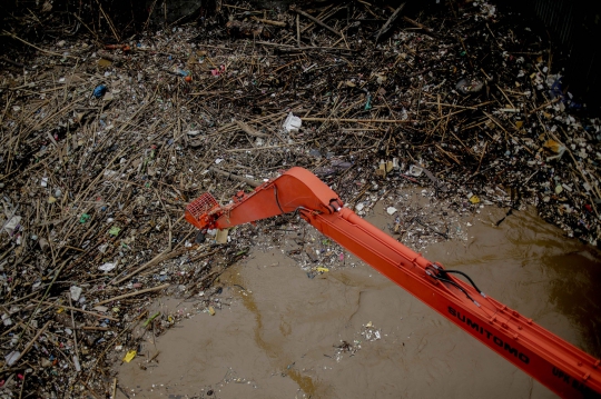 Tumpukan Sampah Kiriman di Pintu Air Manggarai Dikeruk