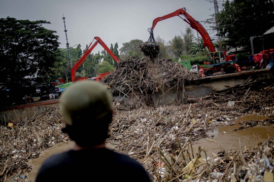 Tumpukan Sampah Kiriman di Pintu Air Manggarai Dikeruk