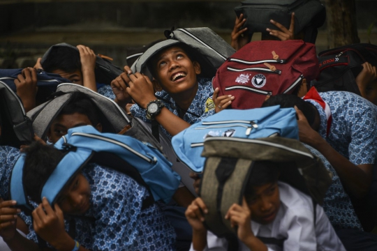 Reaksi Siswa di Aceh Latihan Simulasi Gempa dan Tsunami