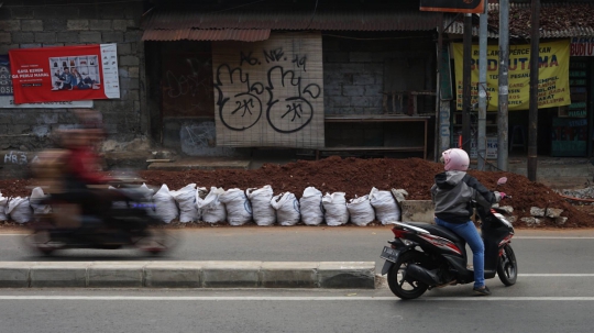 Potret Pemotor Nekat Lawan Arah di Kawasan Lenteng Agung