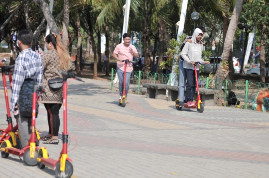 Berkeliling Pantai Ancol dengan Skuter Listrik