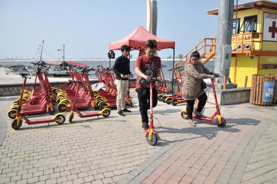 Berkeliling Pantai Ancol dengan Skuter Listrik