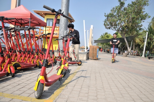 Berkeliling Pantai Ancol dengan Skuter Listrik