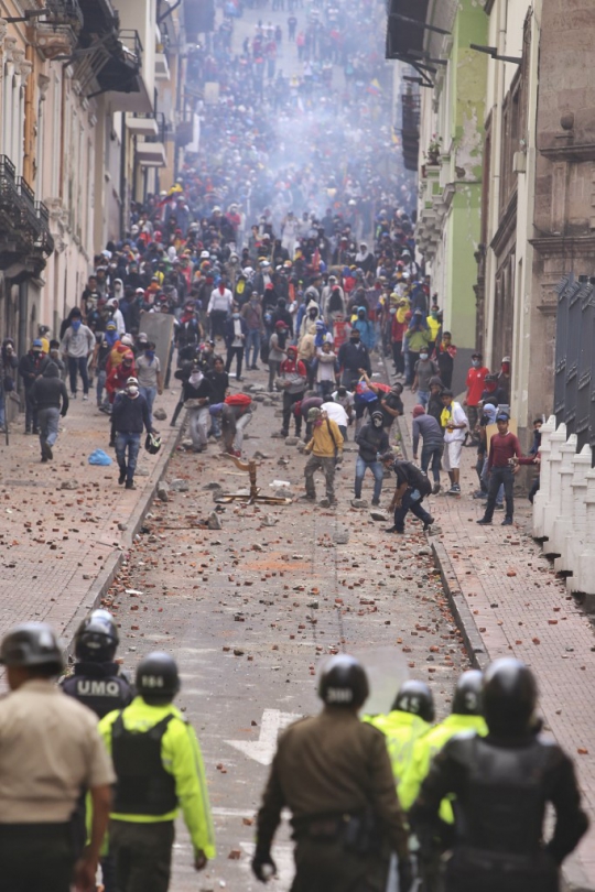 Subsidi BBM Dipangkas, Massa Ekuador Serang Polisi Pakai Mortir