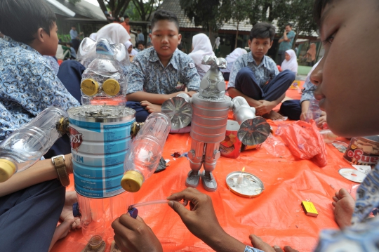 Kepiawaian Siswa SMP Sulap Limbah Plastik dan Kardus Jadi Karya Kreatif