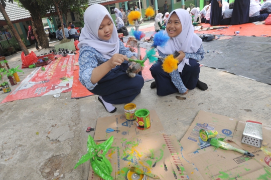 Kepiawaian Siswa SMP Sulap Limbah Plastik dan Kardus Jadi Karya Kreatif