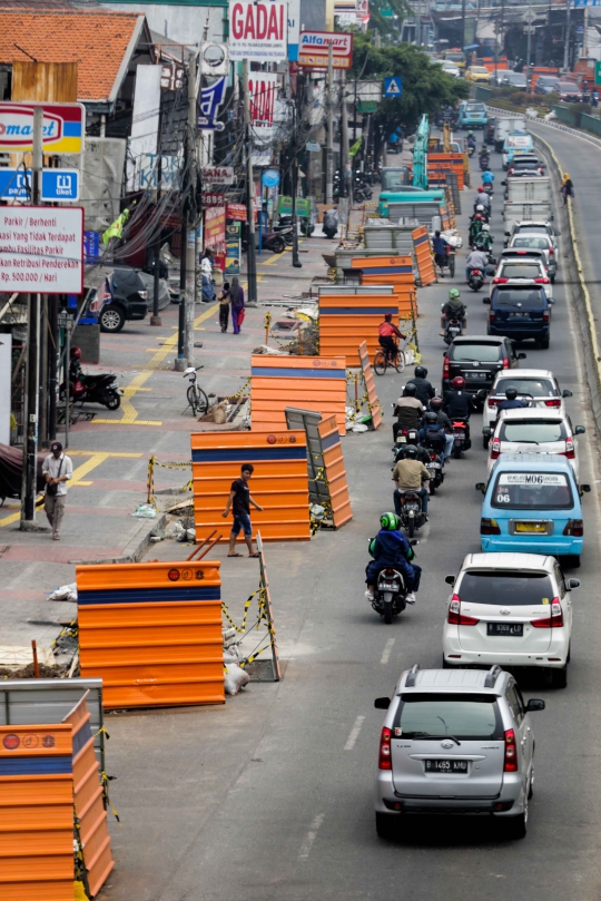 Proyek Trotoar dan Galian Jadi Penyebab Jalan Otista Macet