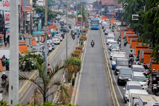 Proyek Trotoar dan Galian Jadi Penyebab Jalan Otista Macet