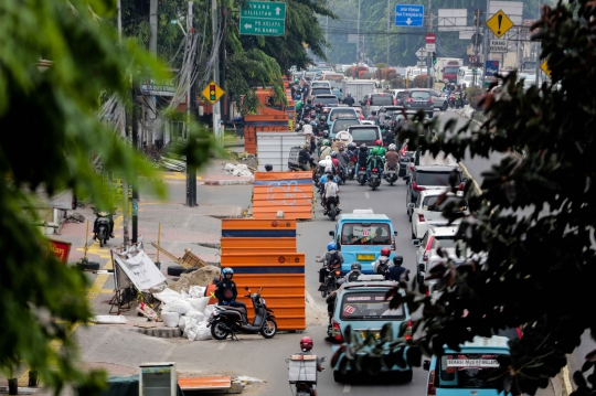 Proyek Trotoar dan Galian Jadi Penyebab Jalan Otista Macet