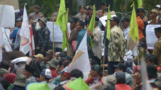 Ribuan Petani Demo di Patung Kuda