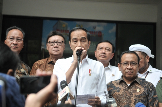 Presiden Jokowi dan Wapres Jusuf Kalla Jenguk Wiranto