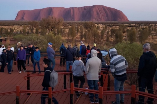 Akan Ditutup, Gunung Batu Uluru Diserbu Wisatawan